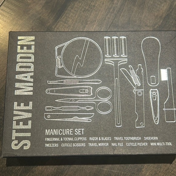 Steve Madden manicure set - Picture 1 of 3
